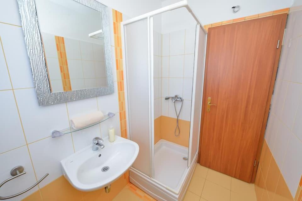 Sreca Apartment Near Beach With Bbq Bibinje Extérieur photo