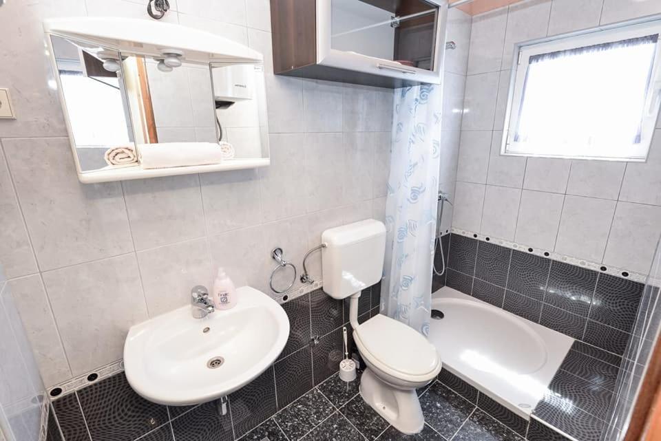 Sreca Apartment Near Beach With Bbq Bibinje Extérieur photo